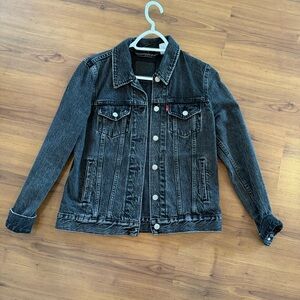 black levi’s jean jacket